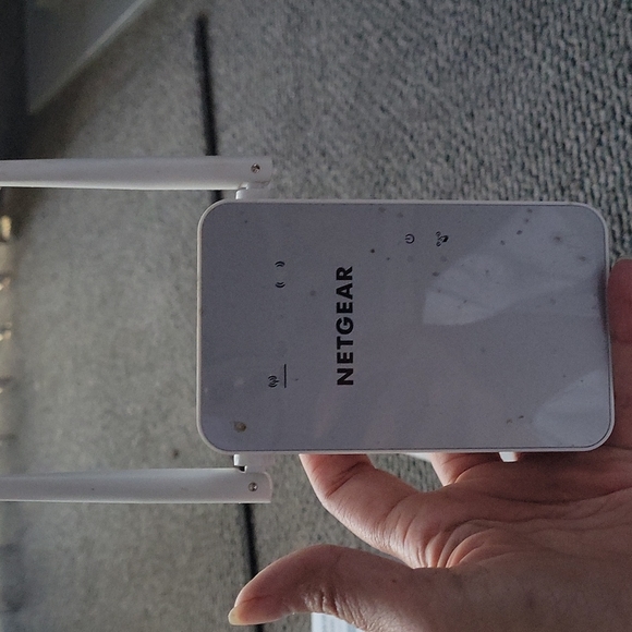 NETGEAR N600 Modem/Router and AC1200 Range Extender - Picture 8 of 9